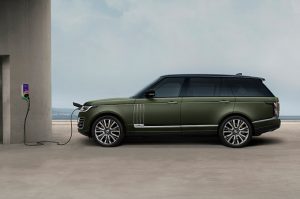 Un Range Rover con un cargador JuiceBox de Endesa X